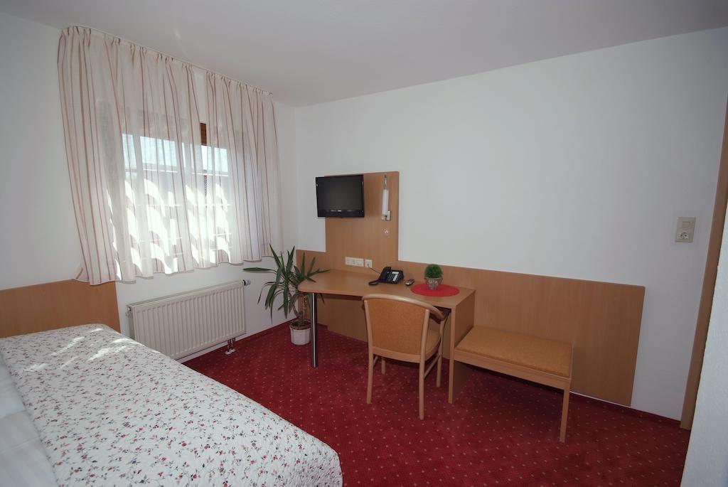 Loewen Hotel & Restaurant Wendlingen am Neckar Room photo